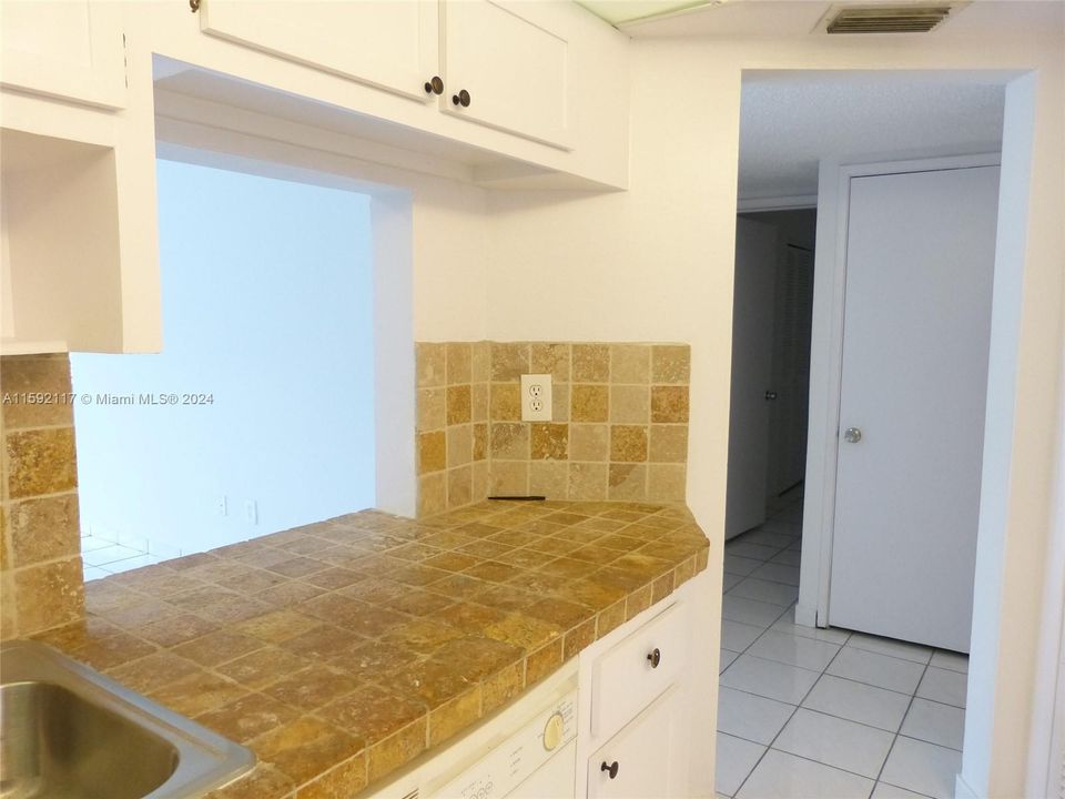 For Rent: $2,100 (2 beds, 1 baths, 994 Square Feet)