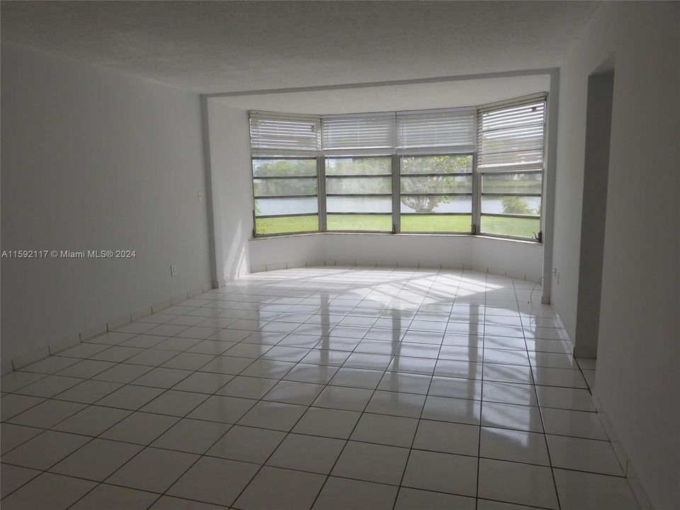 For Rent: $2,100 (2 beds, 1 baths, 994 Square Feet)