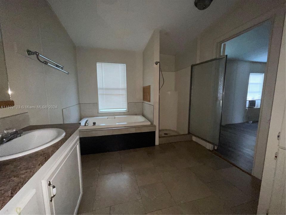 Под контрактом: $2,295 (3 спален, 2 ванн, 1512 Квадратных фут)