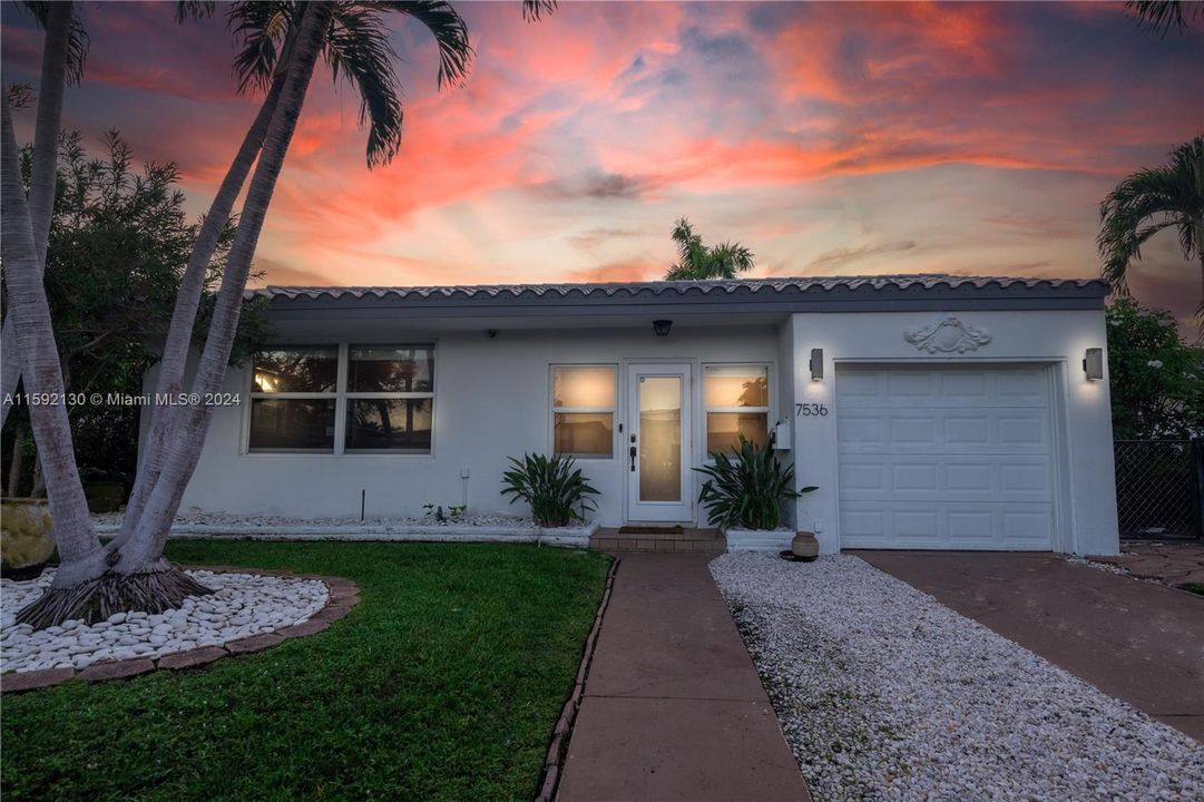 For Sale: $1,195,000 (3 beds, 3 baths, 1440 Square Feet)