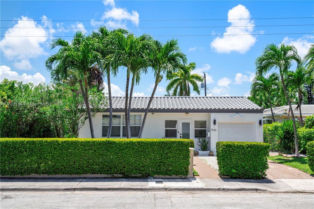 For Sale: $1,195,000 (3 beds, 3 baths, 1440 Square Feet)