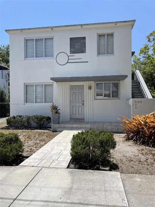 Active With Contract: $2,150 (2 beds, 1 baths, 720 Square Feet)