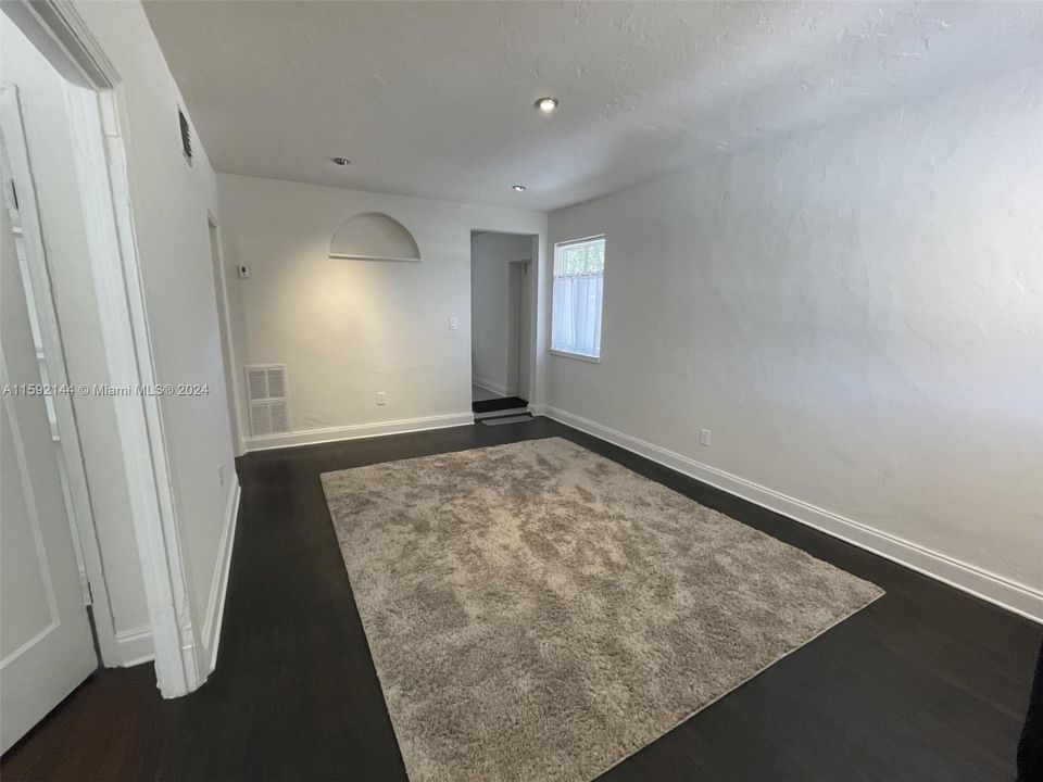 Active With Contract: $2,150 (2 beds, 1 baths, 720 Square Feet)