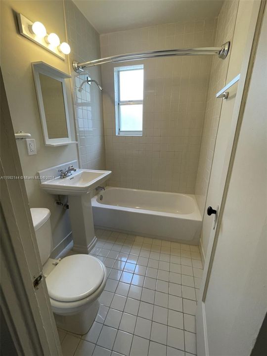 合同活跃: $2,150 (2 贝兹, 1 浴室, 720 平方英尺)