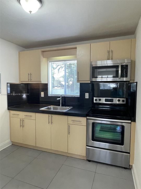 Active With Contract: $2,150 (2 beds, 1 baths, 720 Square Feet)