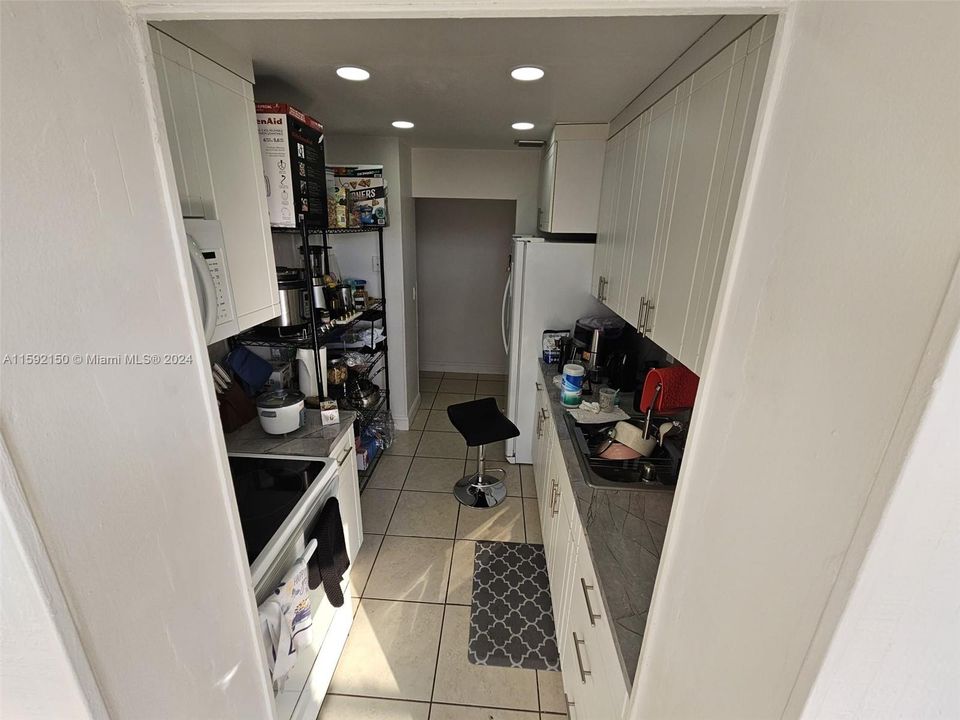 For Rent: $2,300 (2 beds, 1 baths, 767 Square Feet)