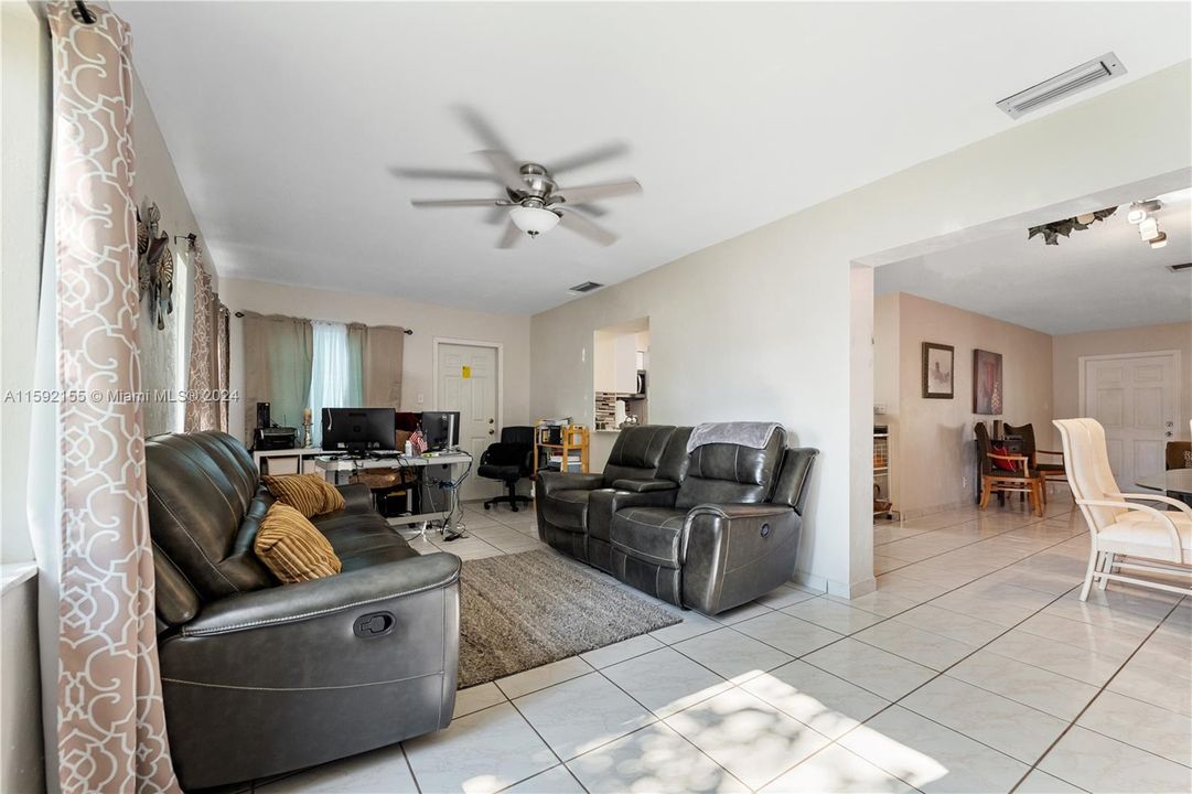 Active With Contract: $439,000 (2 beds, 2 baths, 1366 Square Feet)