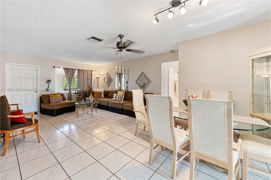Active With Contract: $439,000 (2 beds, 2 baths, 1366 Square Feet)