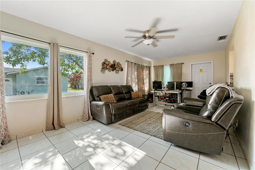 Active With Contract: $439,000 (2 beds, 2 baths, 1366 Square Feet)