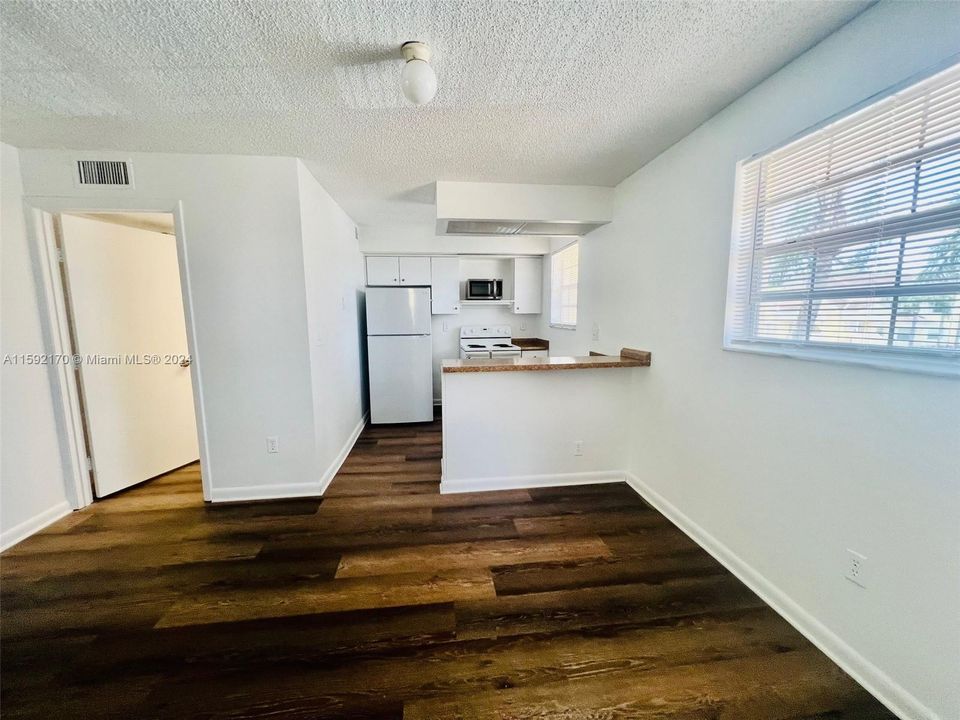 For Rent: $1,800 (1 beds, 1 baths, 830 Square Feet)