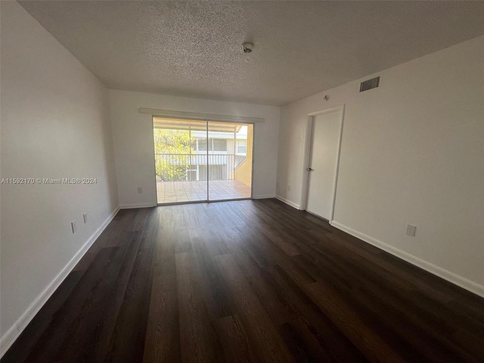 For Rent: $1,800 (1 beds, 1 baths, 830 Square Feet)