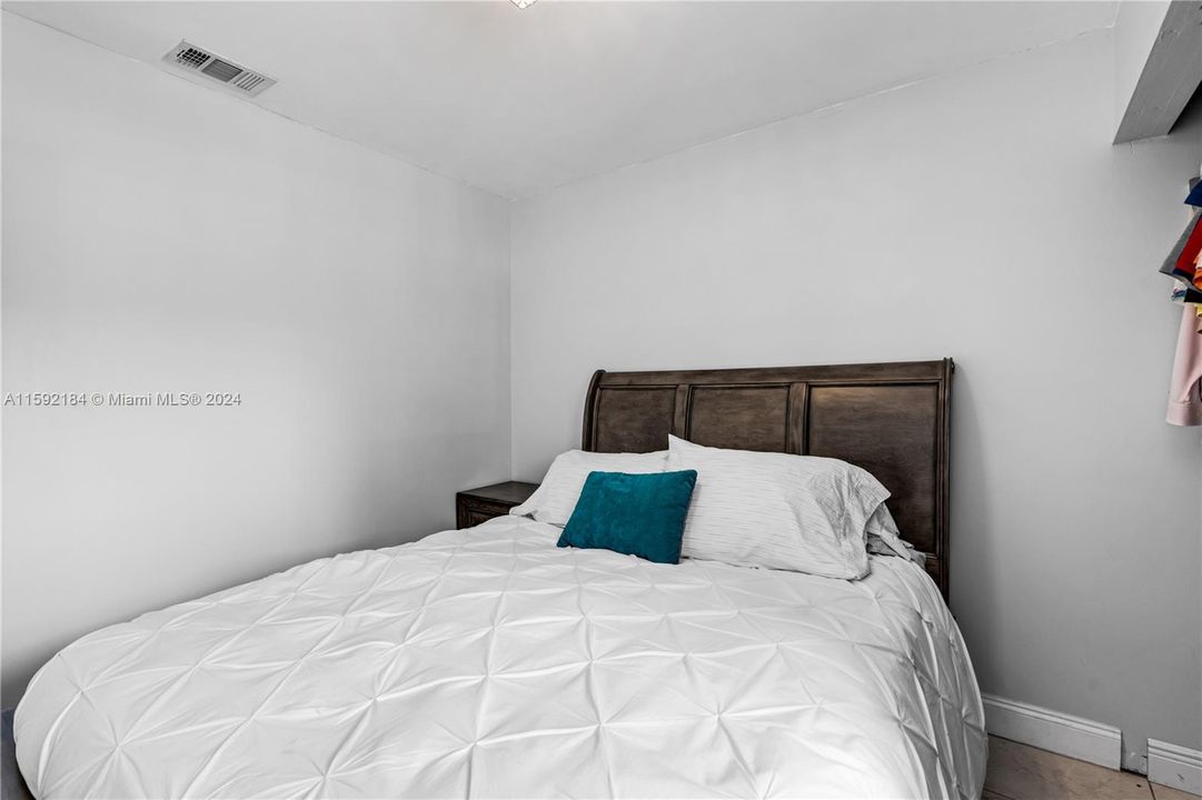 Active With Contract: $440,000 (3 beds, 2 baths, 1289 Square Feet)
