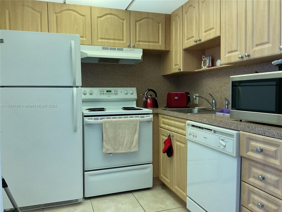 For Sale: $140,000 (1 beds, 1 baths, 715 Square Feet)