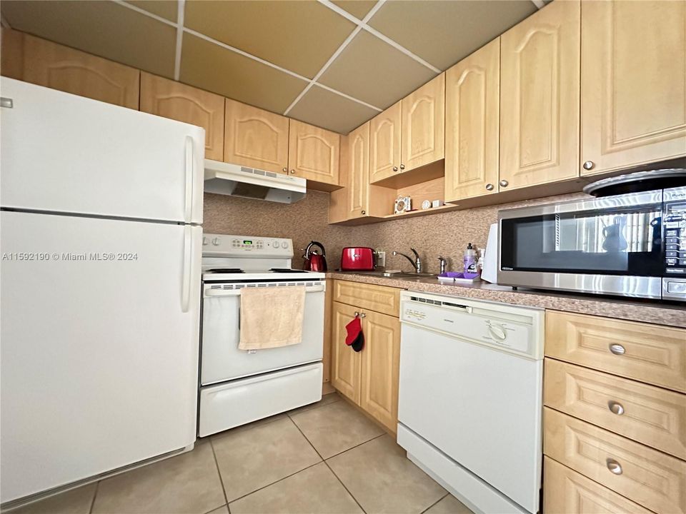 For Sale: $140,000 (1 beds, 1 baths, 715 Square Feet)
