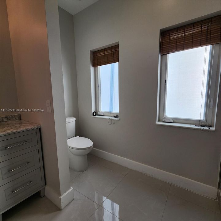 Active With Contract: $1,700 (1 beds, 1 baths, 400 Square Feet)