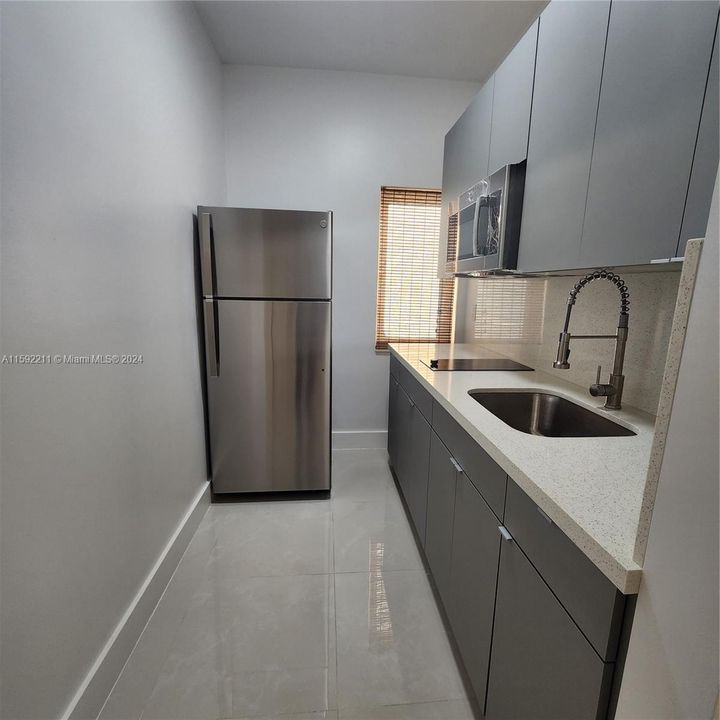 Active With Contract: $1,700 (1 beds, 1 baths, 400 Square Feet)