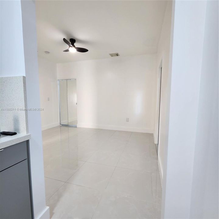 Active With Contract: $1,700 (1 beds, 1 baths, 400 Square Feet)