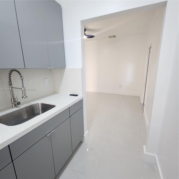 Active With Contract: $1,700 (1 beds, 1 baths, 400 Square Feet)