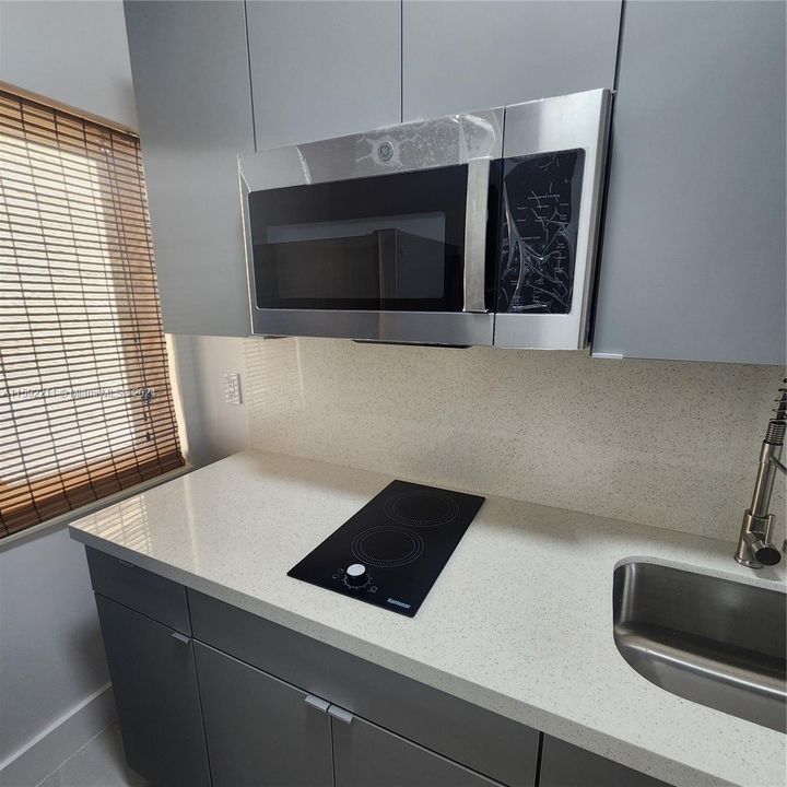 Active With Contract: $1,700 (1 beds, 1 baths, 400 Square Feet)