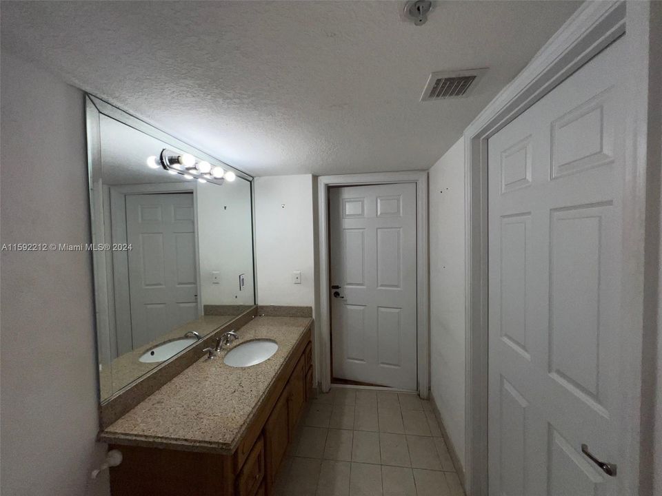 For Sale: $214,000 (1 beds, 1 baths, 634 Square Feet)