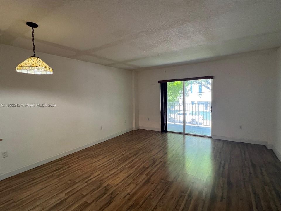 For Sale: $214,000 (1 beds, 1 baths, 634 Square Feet)