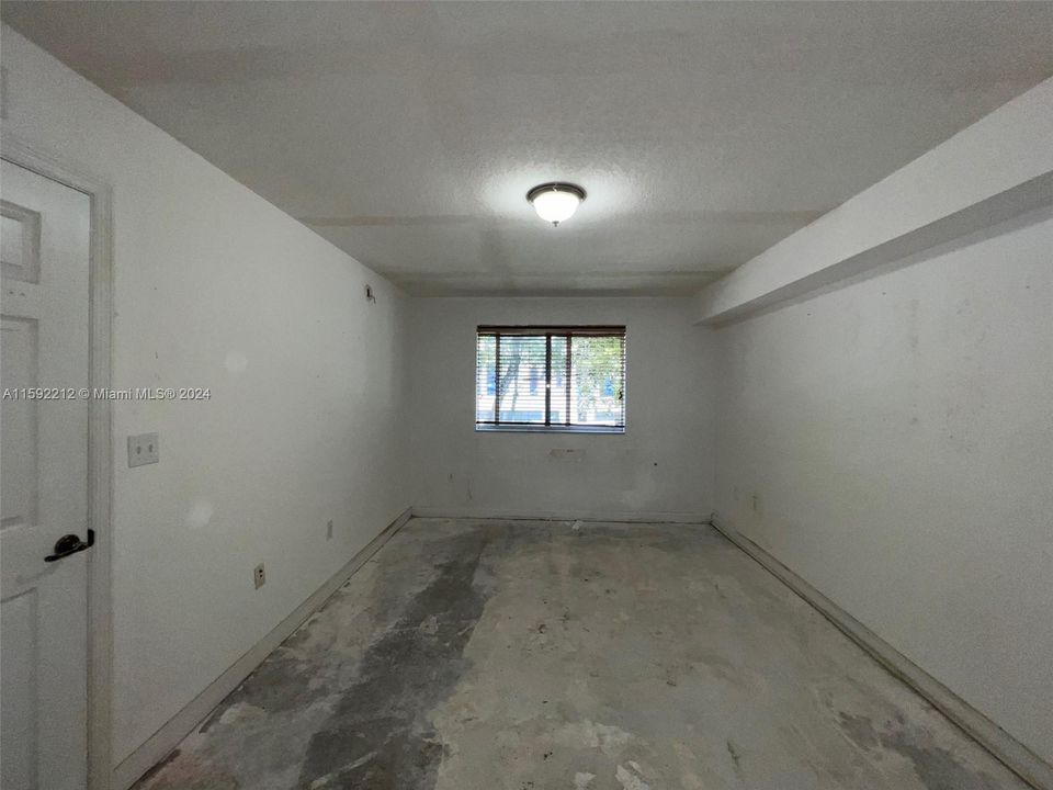 For Sale: $214,000 (1 beds, 1 baths, 634 Square Feet)