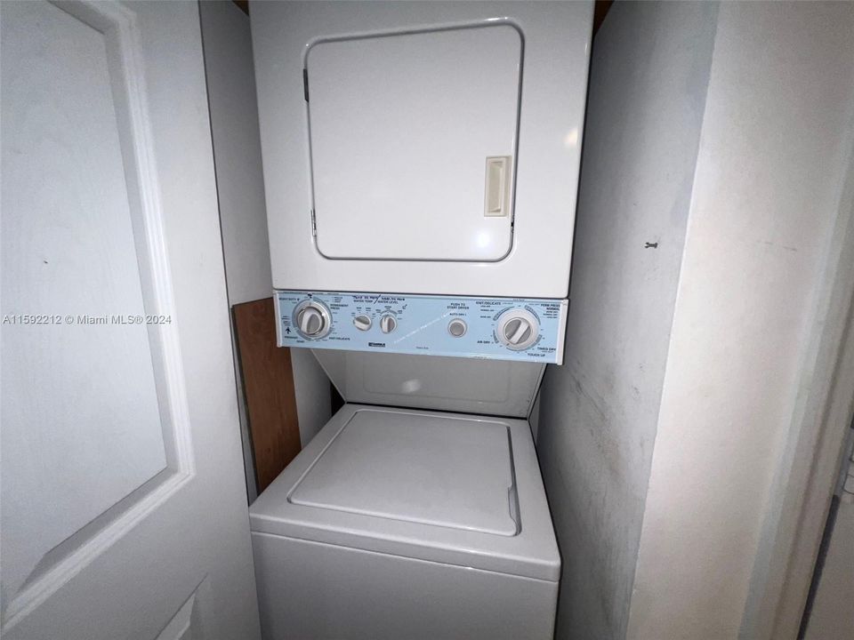 For Sale: $214,000 (1 beds, 1 baths, 634 Square Feet)