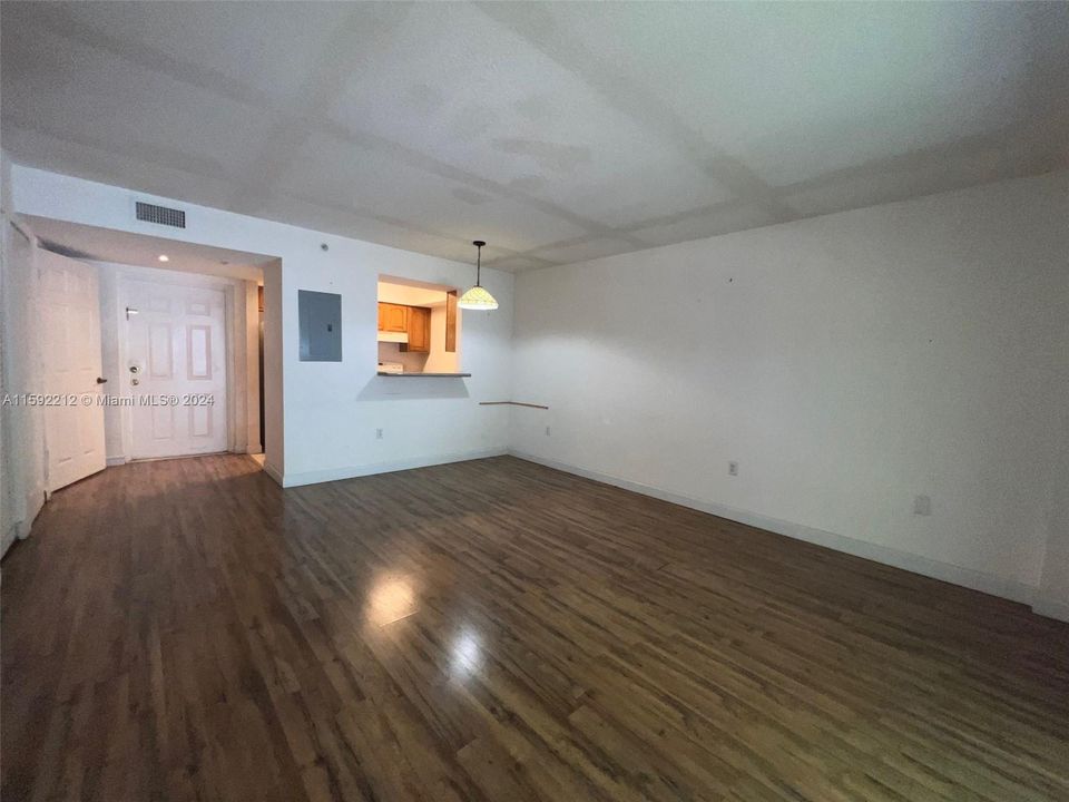 For Sale: $214,000 (1 beds, 1 baths, 634 Square Feet)