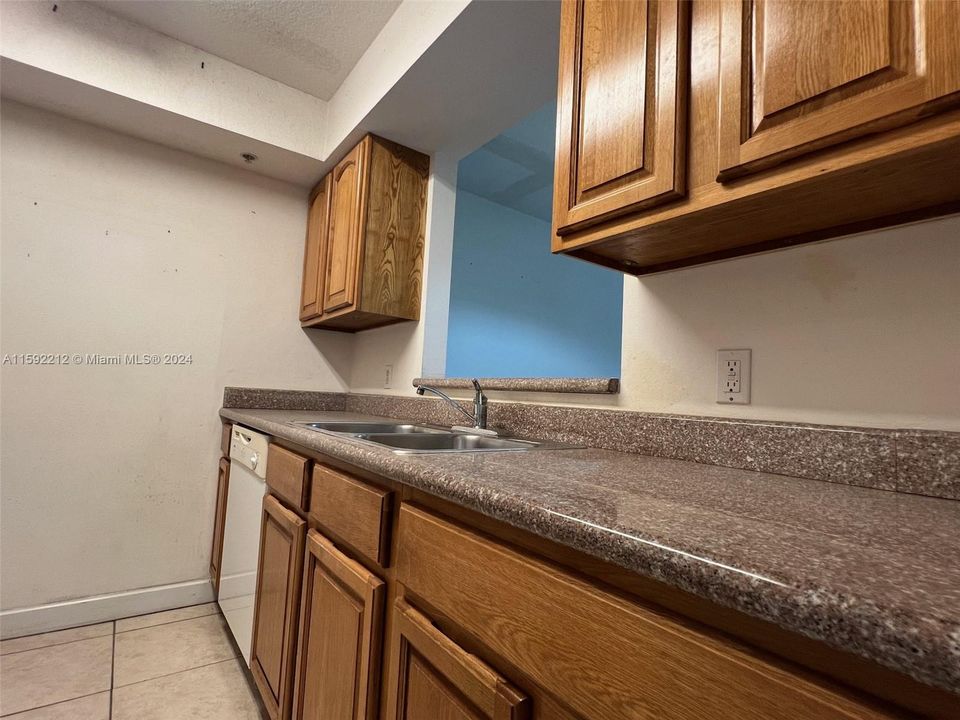 For Sale: $214,000 (1 beds, 1 baths, 634 Square Feet)