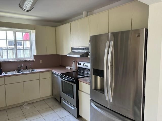 Active With Contract: $3,200 (3 beds, 2 baths, 1334 Square Feet)