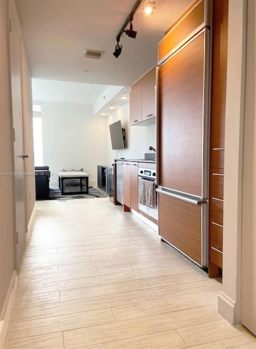 Active With Contract: $2,400 (0 beds, 1 baths, 567 Square Feet)