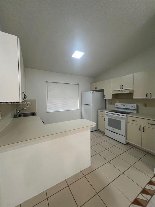 Active With Contract: $2,250 (2 beds, 2 baths, 857 Square Feet)