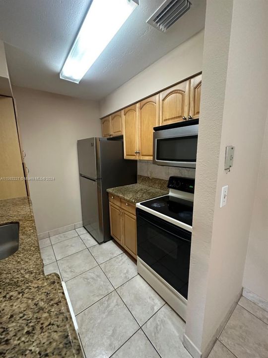 For Rent: $1,900 (1 beds, 1 baths, 805 Square Feet)