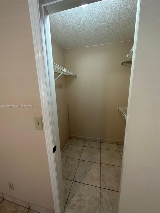 For Rent: $1,900 (1 beds, 1 baths, 805 Square Feet)