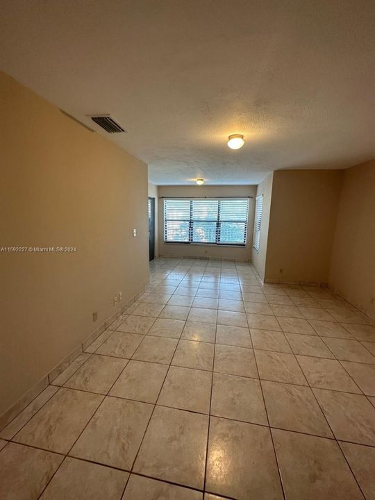 For Rent: $1,900 (1 beds, 1 baths, 805 Square Feet)