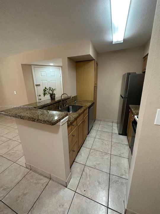 For Rent: $1,900 (1 beds, 1 baths, 805 Square Feet)