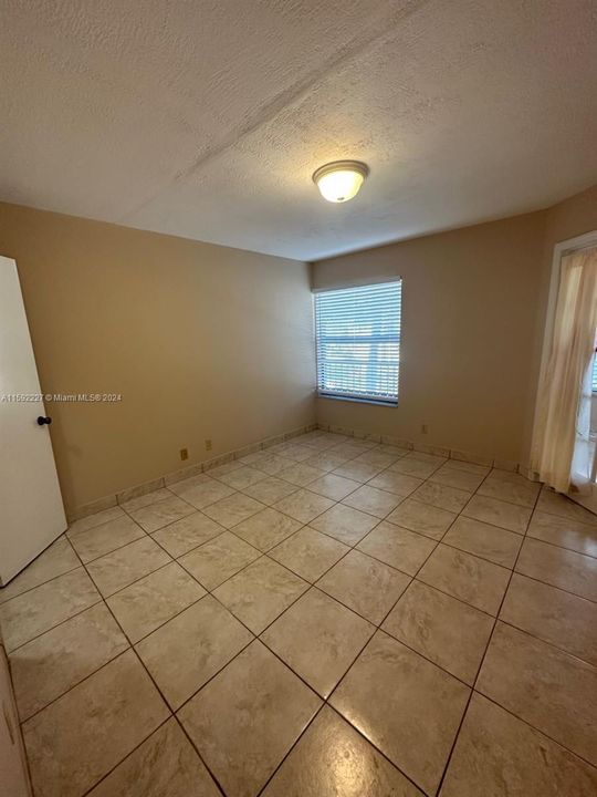 For Rent: $1,900 (1 beds, 1 baths, 805 Square Feet)