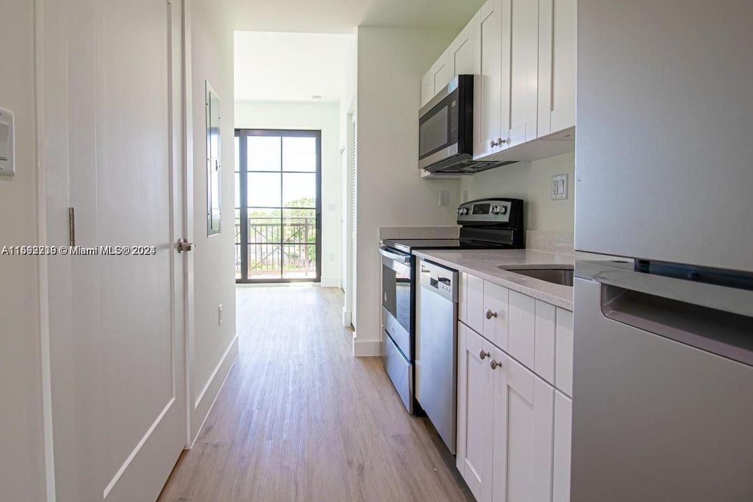 Active With Contract: $1,900 (1 beds, 1 baths, 408 Square Feet)