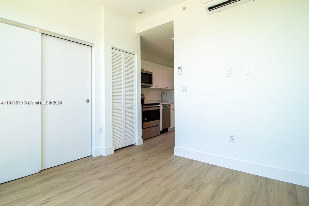 Active With Contract: $1,900 (1 beds, 1 baths, 408 Square Feet)