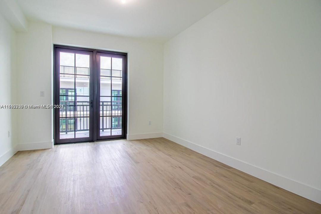 Active With Contract: $1,900 (1 beds, 1 baths, 408 Square Feet)