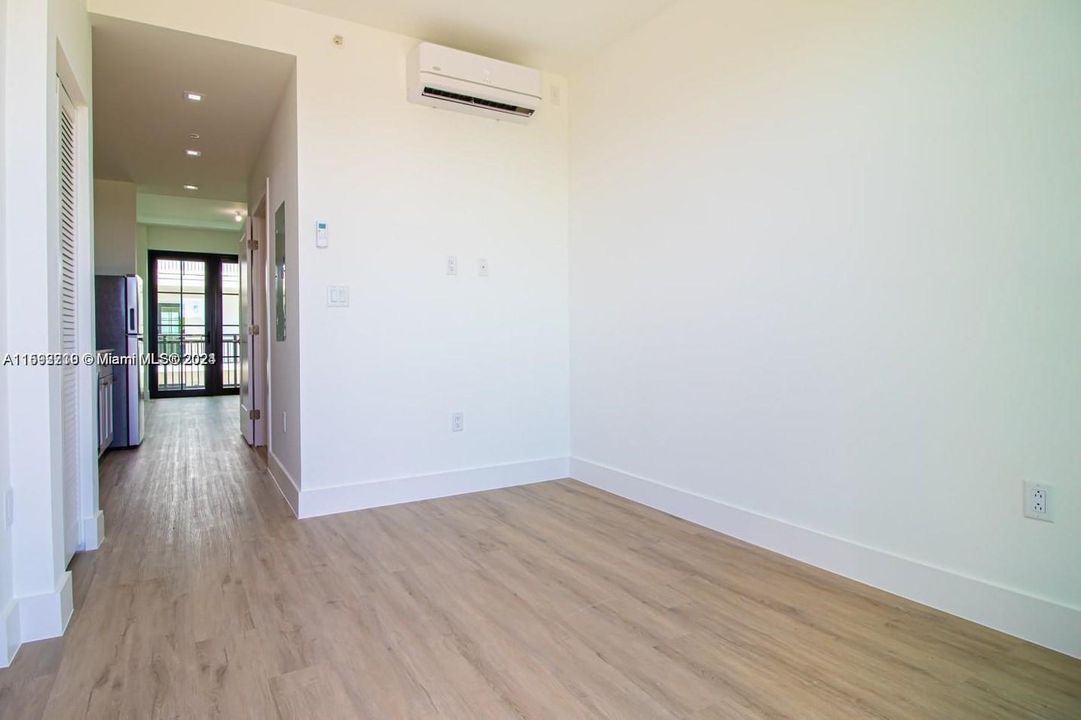 Active With Contract: $1,900 (1 beds, 1 baths, 408 Square Feet)
