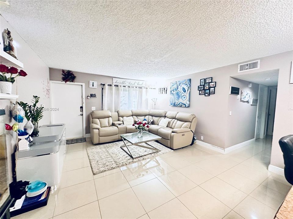Active With Contract: $2,500 (3 beds, 2 baths, 966 Square Feet)