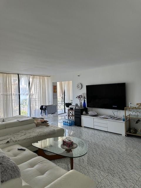 En Venta: $655,000 (2 camas, 2 baños, 1840 Pies cuadrados)