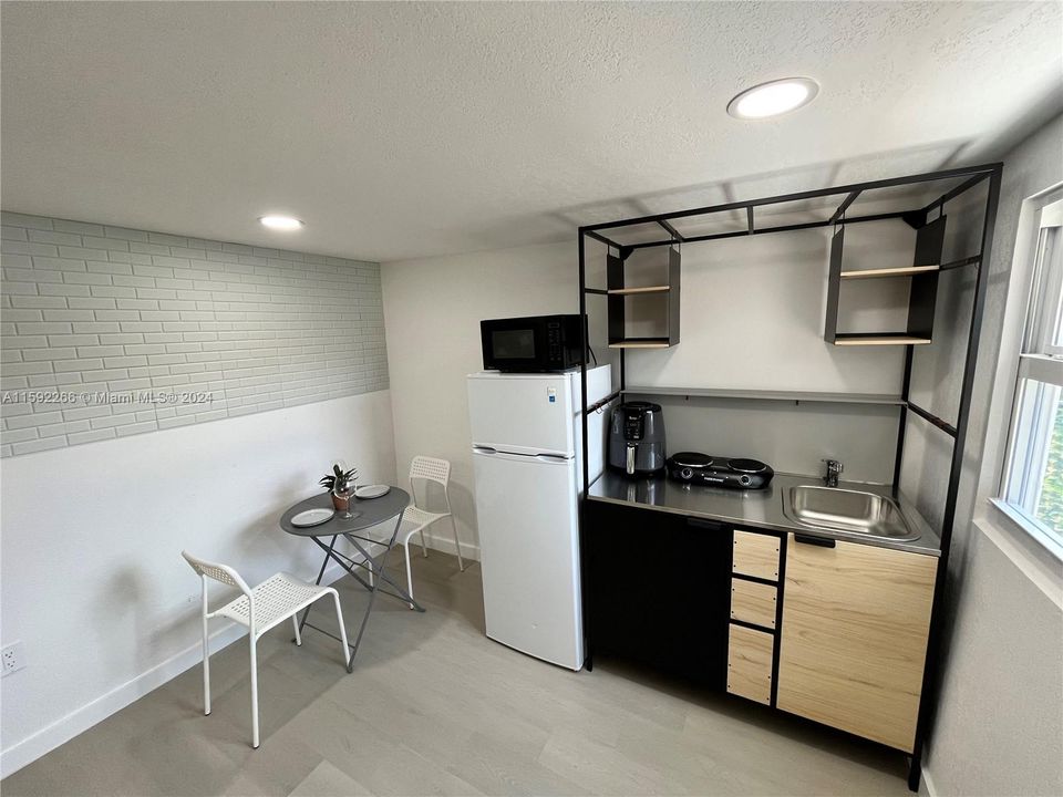 Active With Contract: $1,380 (1 beds, 1 baths, 1036 Square Feet)