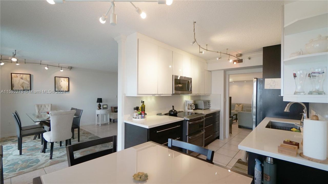 For Sale: $667,900 (2 beds, 2 baths, 1570 Square Feet)