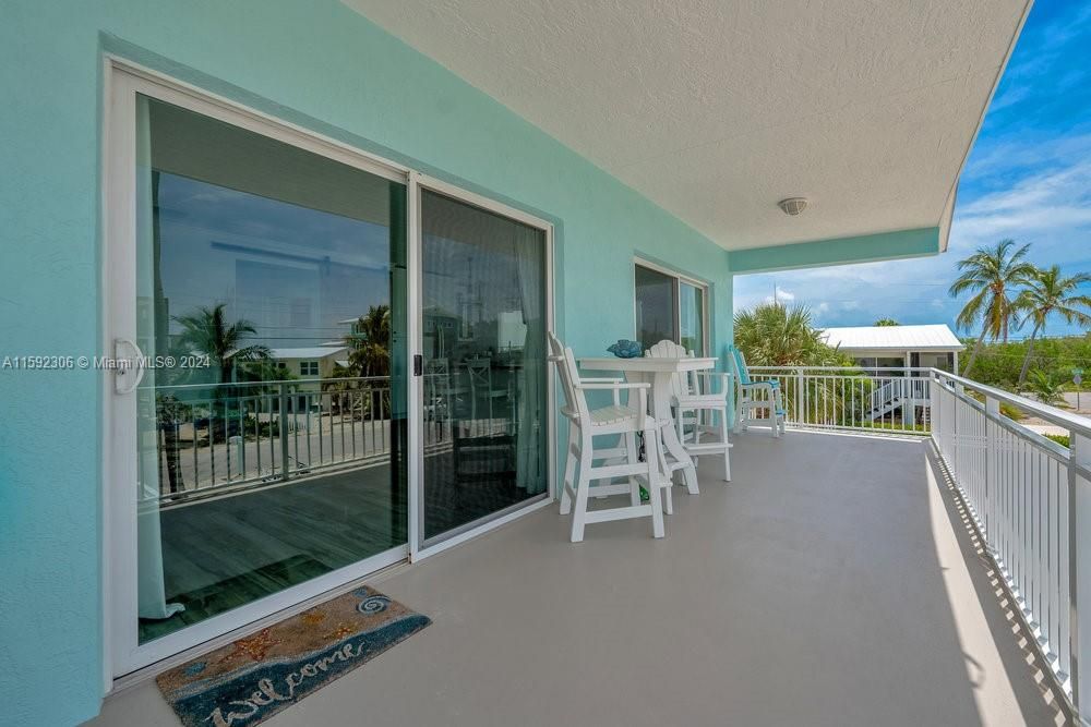 Upstairs Balcony overseeing Ocean