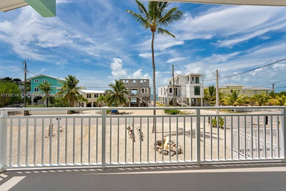 Upstairs Balcony overseeing Ocean