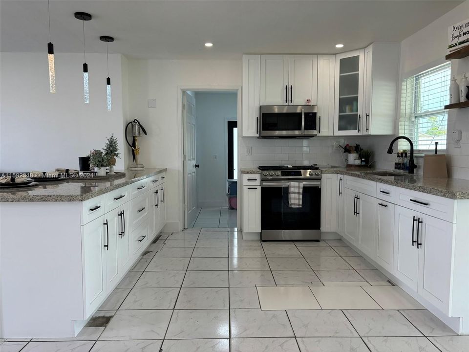 Active With Contract: $524,500 (4 beds, 2 baths, 1452 Square Feet)