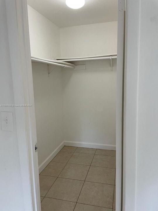 For Sale: $201,000 (1 beds, 1 baths, 595 Square Feet)