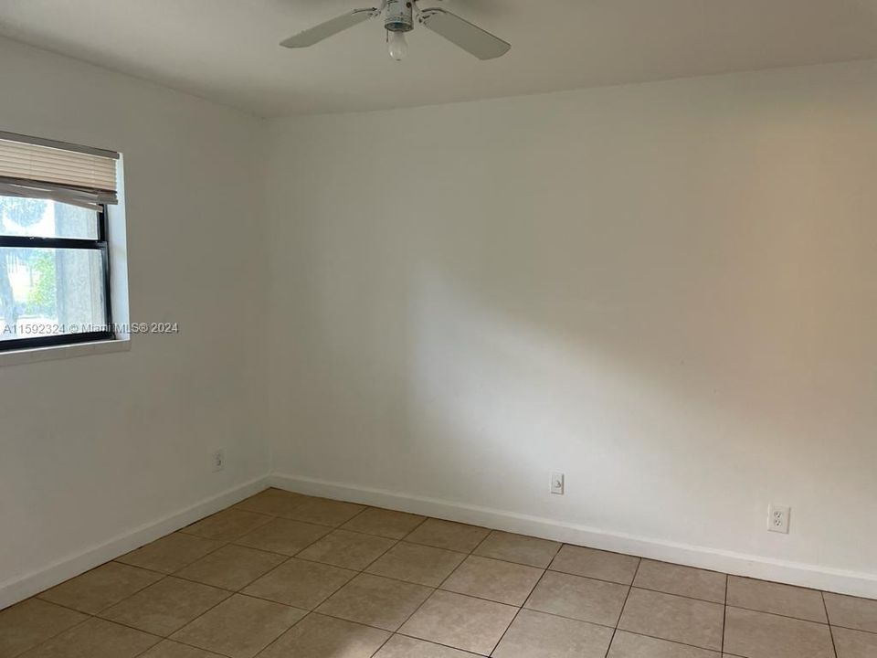 For Sale: $201,000 (1 beds, 1 baths, 595 Square Feet)